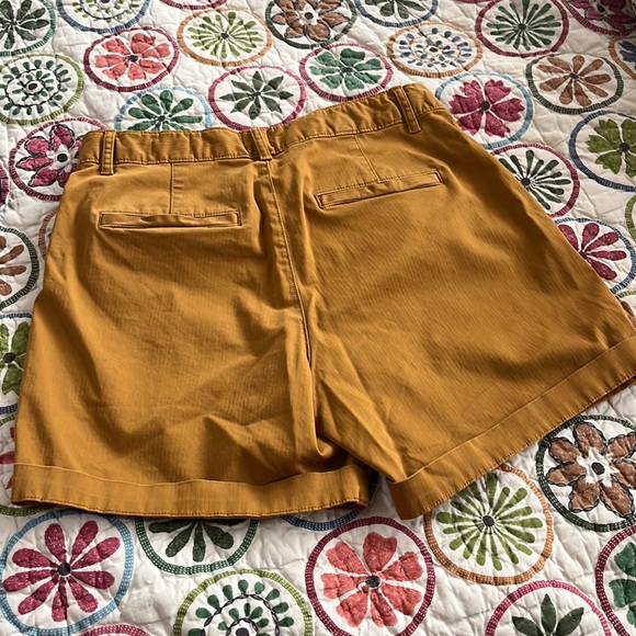 🩳GAP 5” khaki shorts Size 4 - Picture 3 of 3